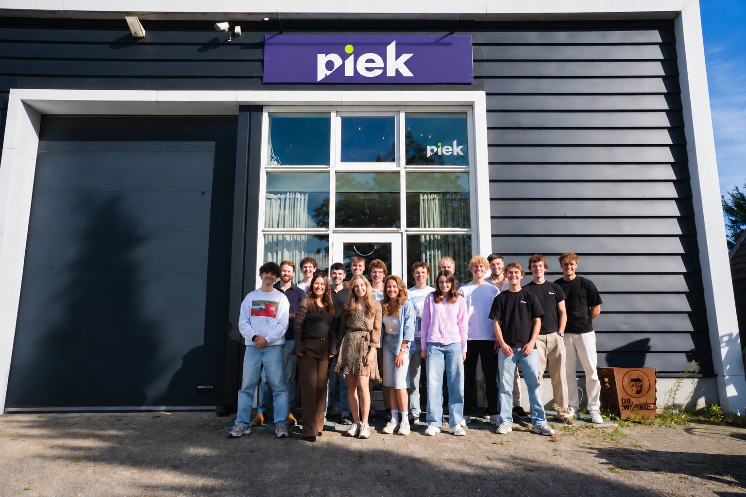 Het team van Piek Marketing voor het kantoor in Goes