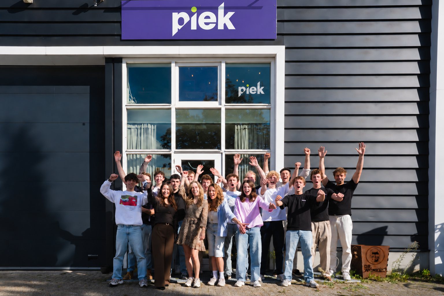 Het voltallige team van Piek Marketing voor het kantoor in Goes