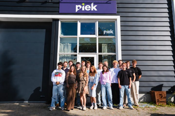 Het team van Piek Marketing voor het kantoor in Goes